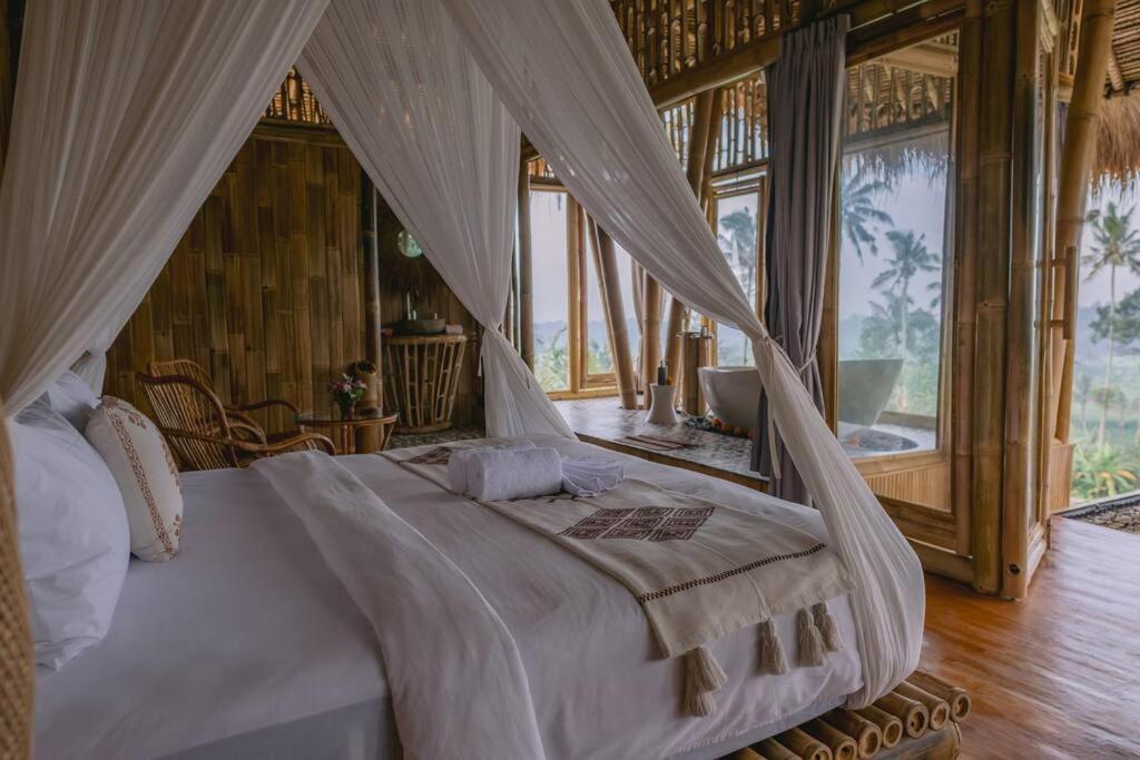 Makerti Bali~Bamboo House Villa Selat ภายนอก รูปภาพ