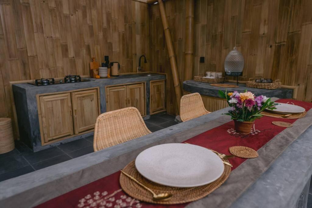 Makerti Bali~Bamboo House Villa Selat ภายนอก รูปภาพ