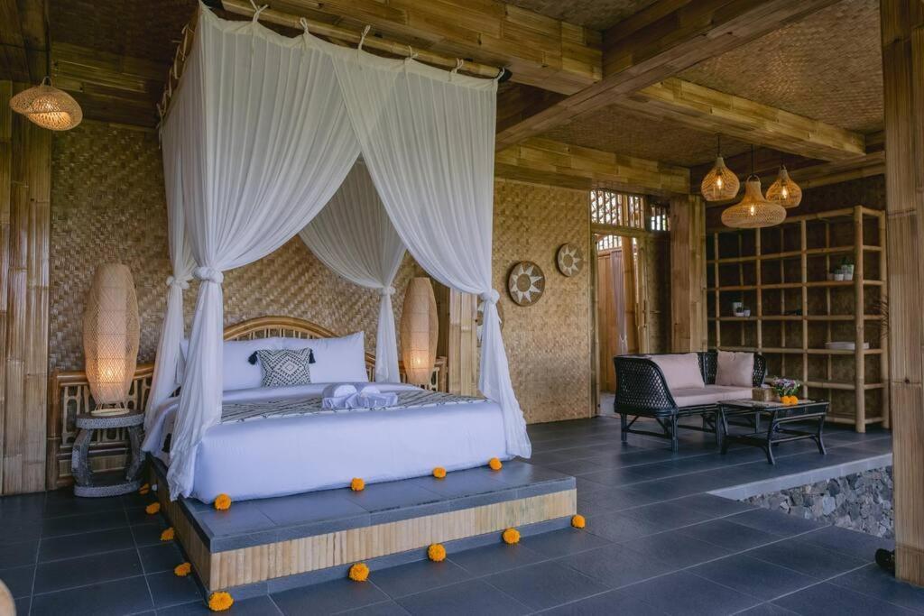 Makerti Bali~Bamboo House Villa Selat ภายนอก รูปภาพ