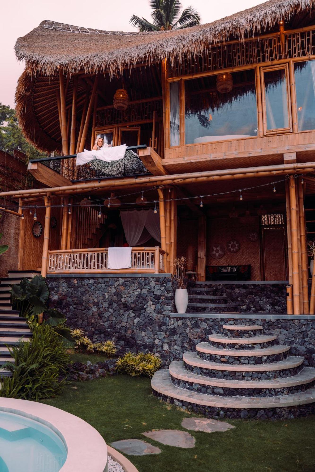 Makerti Bali~Bamboo House Villa Selat ภายนอก รูปภาพ