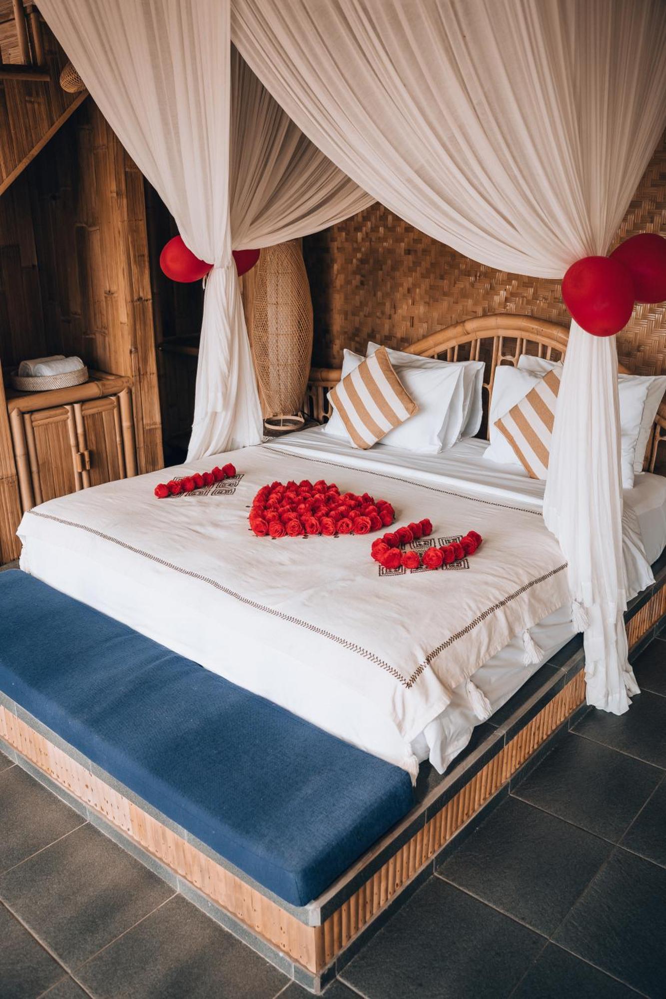 Makerti Bali~Bamboo House Villa Selat ภายนอก รูปภาพ